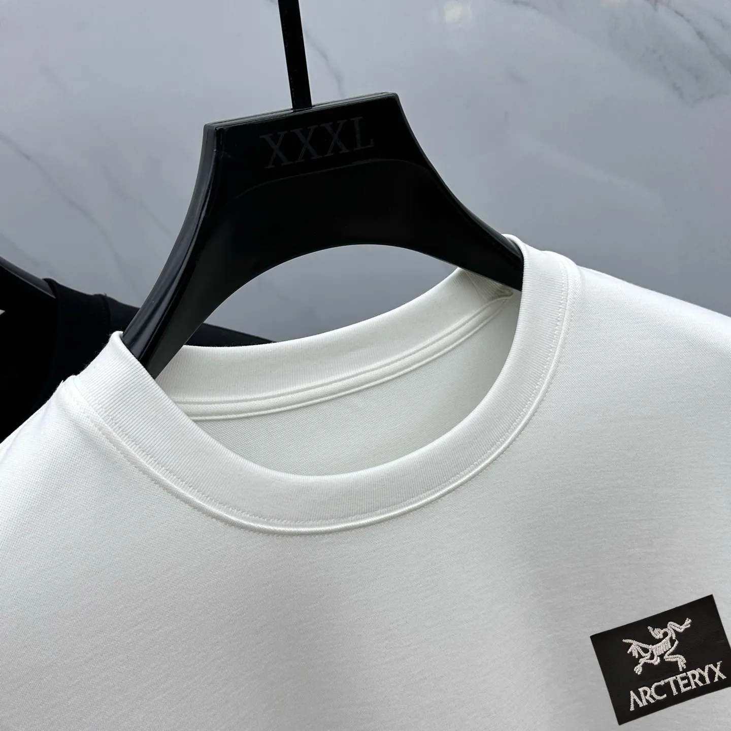 P190 Stonebird 2025 autumn and winter counter new fashion casual bottoming shirt long-sleeved T-shirt, fabric 280 grams Selected imported high-density double yarn 100% cotton fabric, made with exquisite original logo, excellent in comfort and breathability, soft, wrinkle-resistant, elastic and drapey. It is very handsome whether worn alone or as an inner layer. It is in line with men's practical dressing habits and pursues luxury, noble and elegant style, creating extraordinary men's taste. The visual effect is very good, the grade is very high, simple and fashionable, a must-have choice for leisure and business! Size: M-3XL